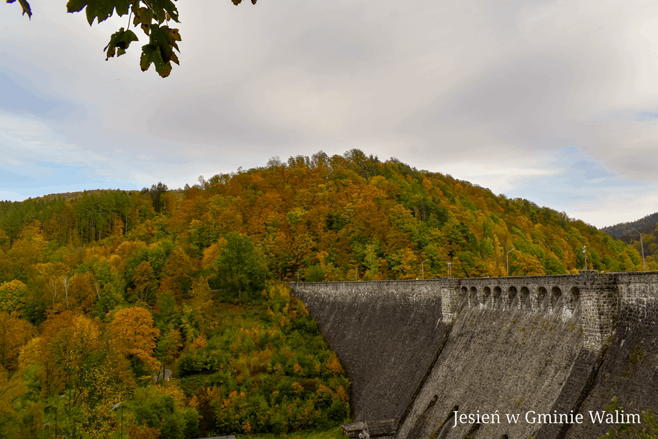 Jezioro Bystrzyckie malowane jesienią.