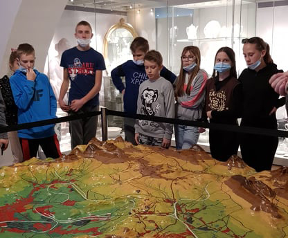 Nasi uczniowie oglądali delikatną porcelanę